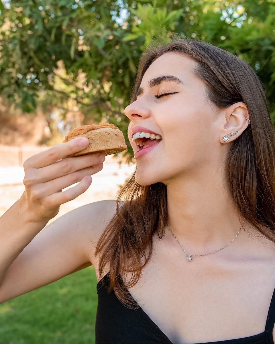 ניקול טועמת עוגיית סנדוויץ ממולאת